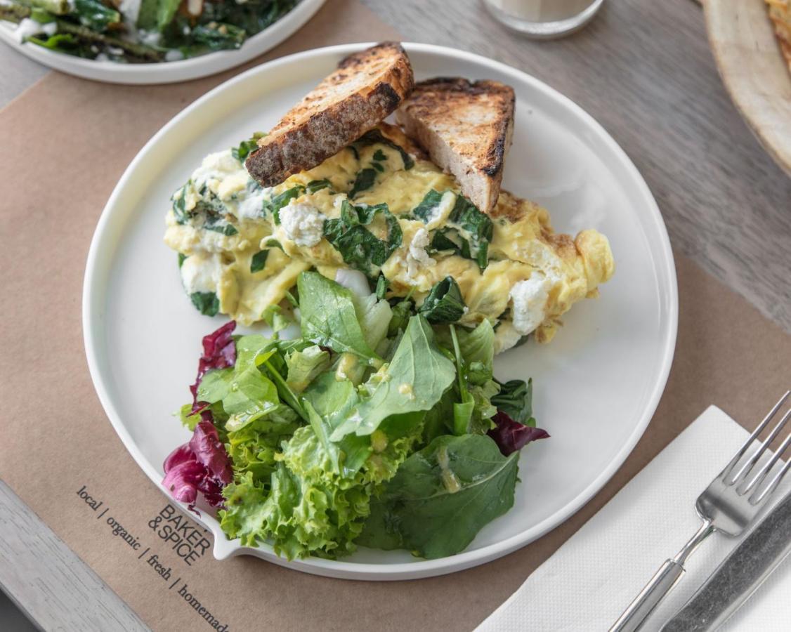 Shirvan Hotel City Yard 제다 외부 사진 Scrambled eggs with spinach and salad
