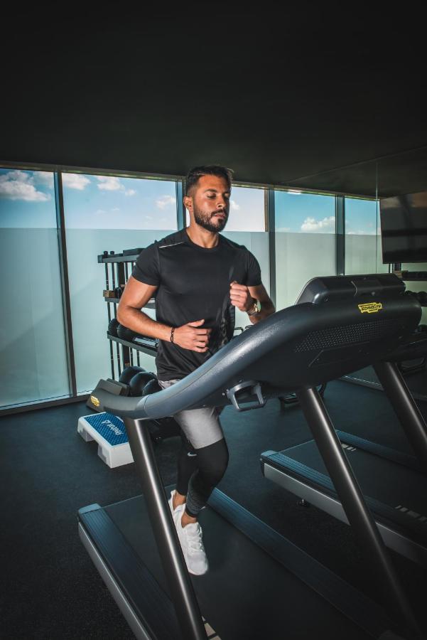 Shirvan Hotel City Yard 제다 외부 사진 A man on a treadmill