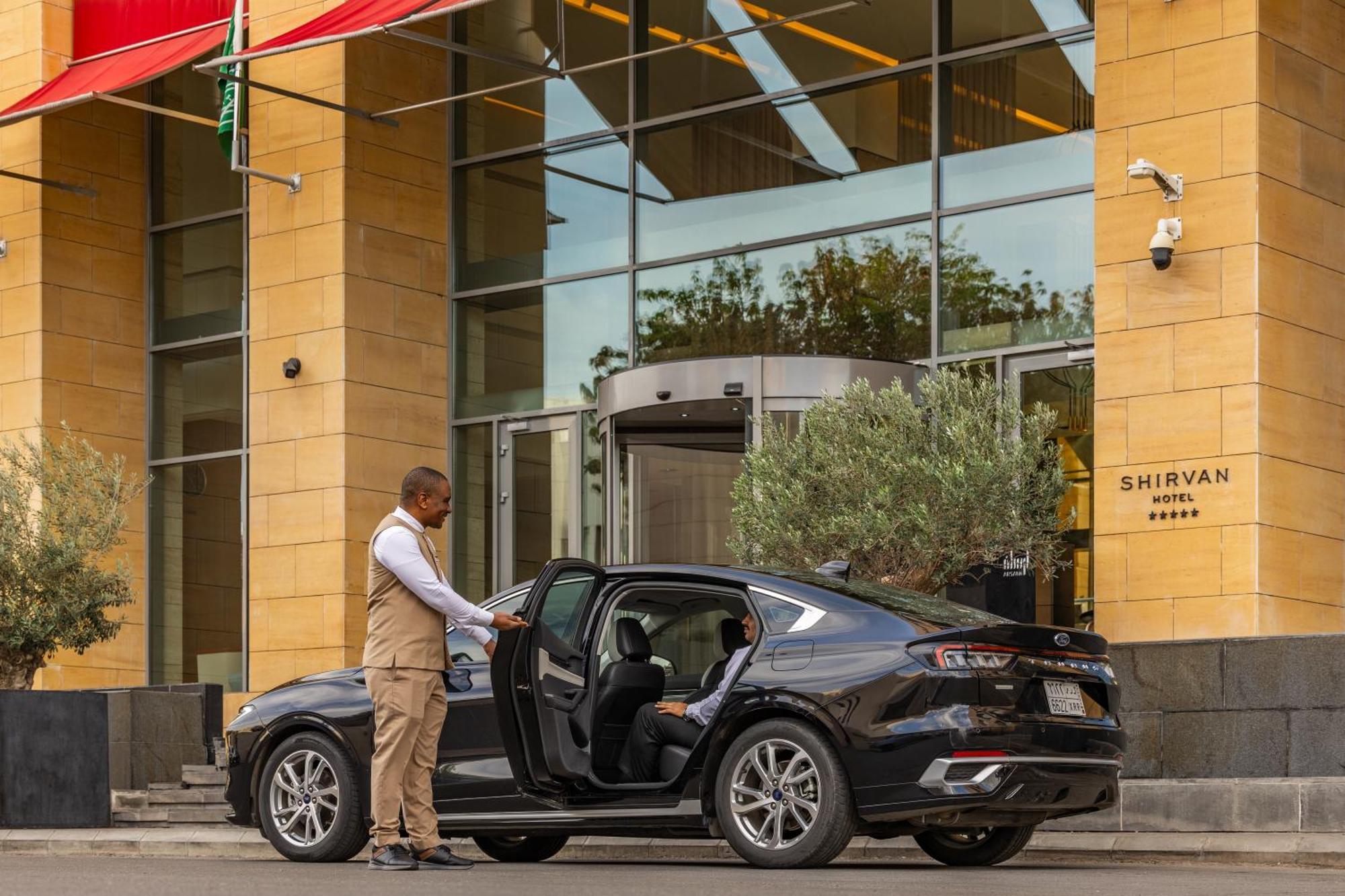 Shirvan Hotel City Yard 제다 외부 사진 A chauffeur opening the door of a car