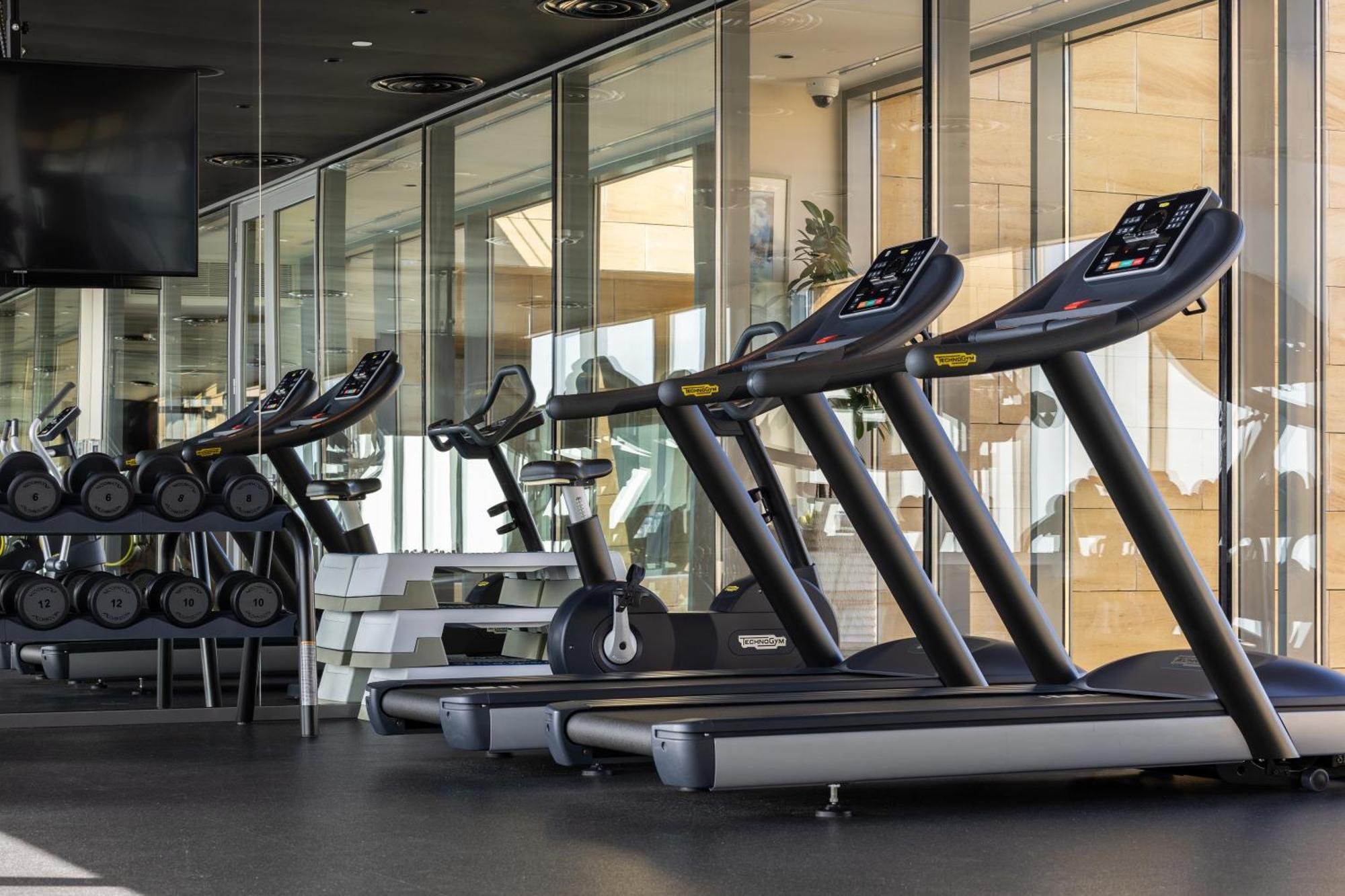 Shirvan Hotel City Yard 제다 외부 사진 Treadmills in a gym