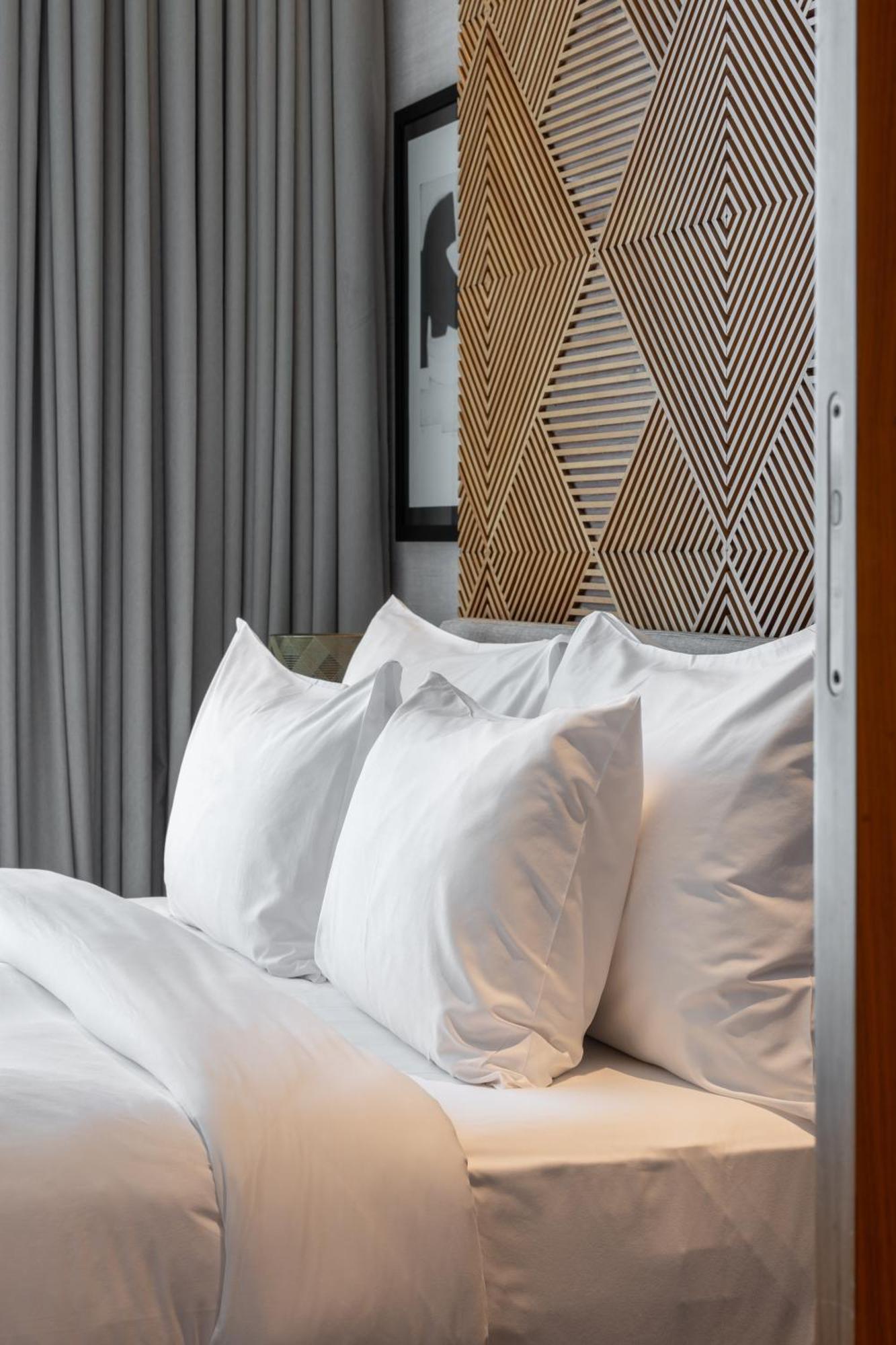 Shirvan Hotel City Yard 제다 외부 사진 Pillows on a bed