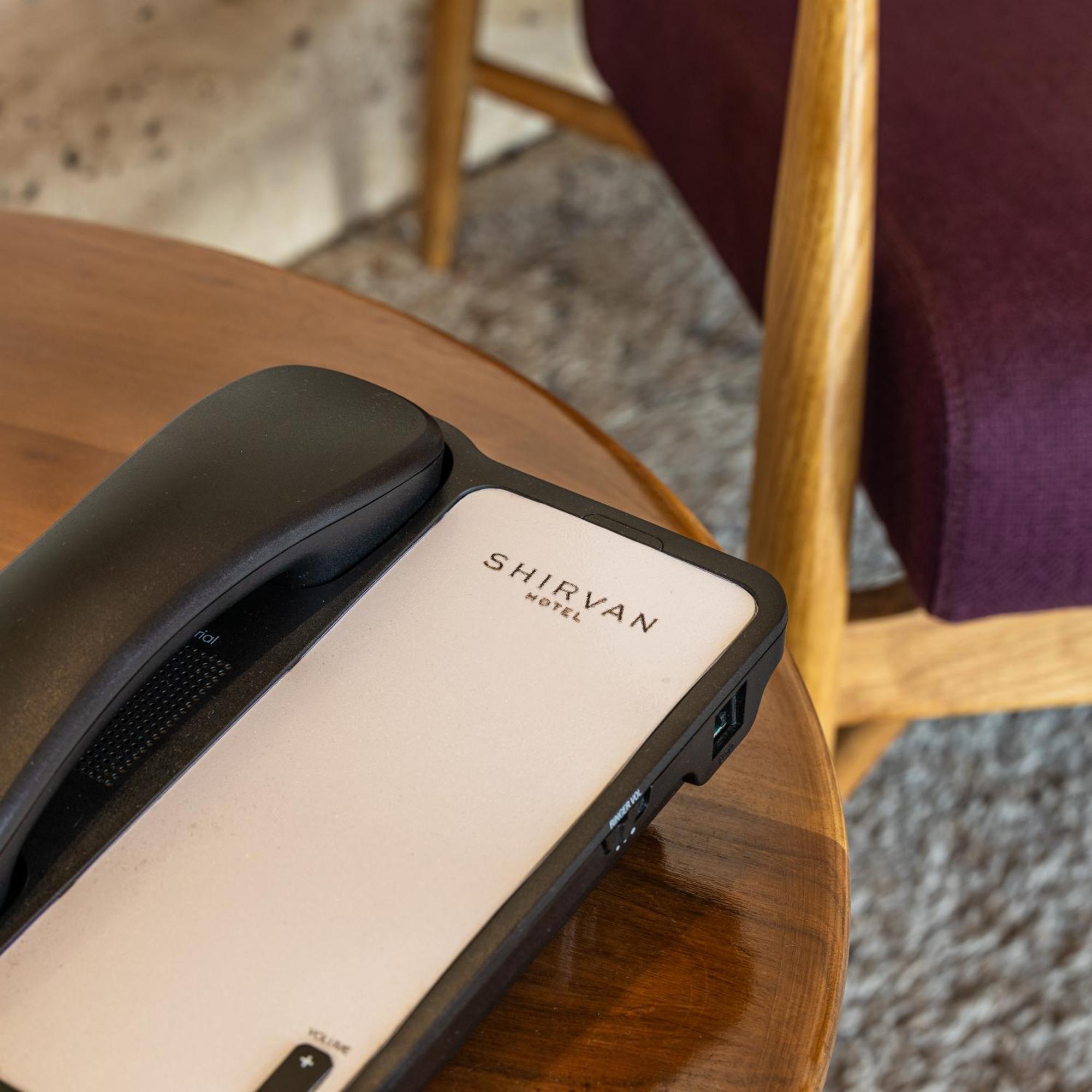 Shirvan Hotel City Yard 제다 외부 사진 A telephone in a hotel room